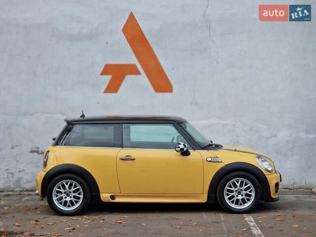 Желтый Мини Купер, объемом двигателя 1.6 л и пробегом 201 тыс. км за 6990 $, фото 18 на Automoto.ua