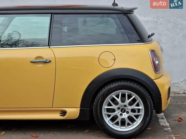 Желтый Мини Купер, объемом двигателя 1.6 л и пробегом 201 тыс. км за 6990 $, фото 22 на Automoto.ua