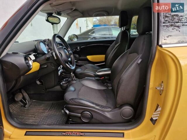 Желтый Мини Купер, объемом двигателя 1.6 л и пробегом 201 тыс. км за 6990 $, фото 39 на Automoto.ua