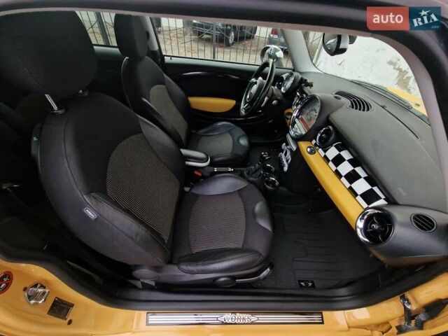 Желтый Мини Купер, объемом двигателя 1.6 л и пробегом 201 тыс. км за 6990 $, фото 46 на Automoto.ua