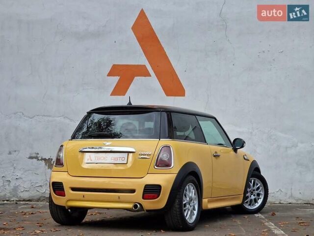 Желтый Мини Купер, объемом двигателя 1.6 л и пробегом 201 тыс. км за 6990 $, фото 31 на Automoto.ua