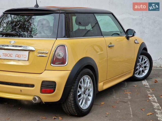 Желтый Мини Купер, объемом двигателя 1.6 л и пробегом 201 тыс. км за 6990 $, фото 32 на Automoto.ua