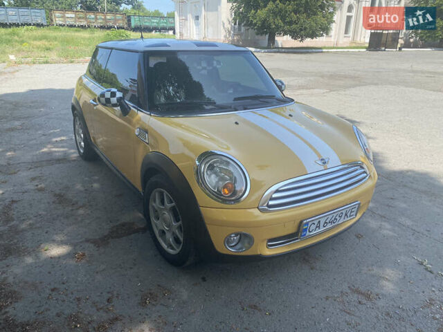 Жовтий Міні Cooper, об'ємом двигуна 1.6 л та пробігом 236 тис. км за 5300 $, фото 1 на Automoto.ua