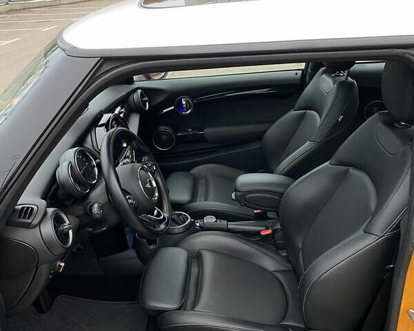 Желтый Мини Купер, объемом двигателя 2 л и пробегом 150 тыс. км за 13500 $, фото 25 на Automoto.ua