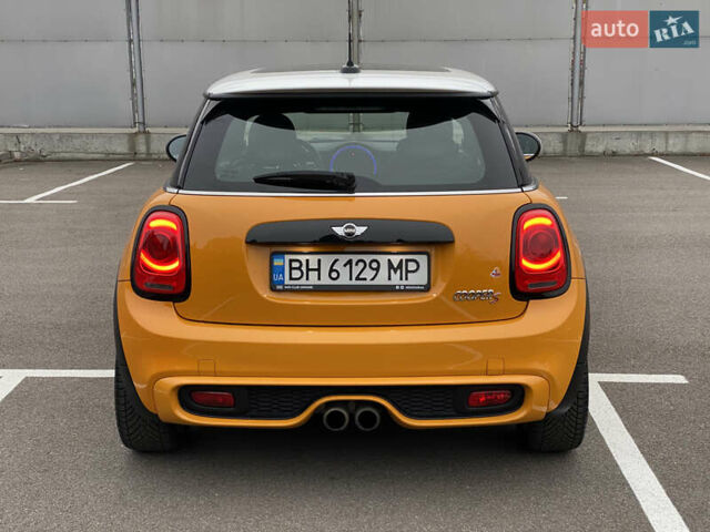 Желтый Мини Купер, объемом двигателя 2 л и пробегом 150 тыс. км за 13500 $, фото 5 на Automoto.ua