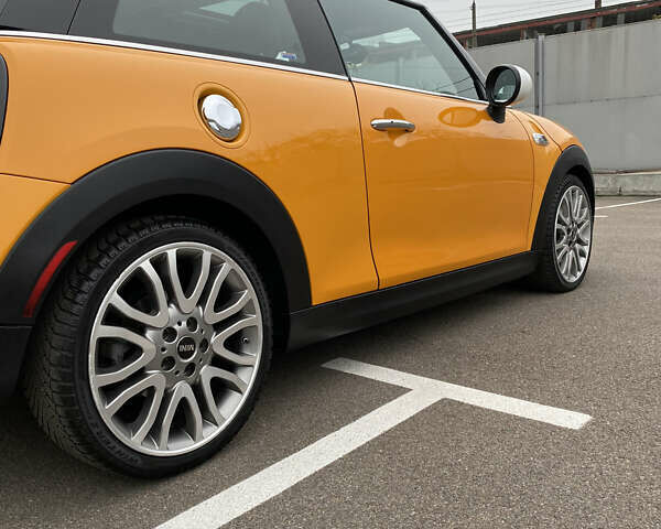 Желтый Мини Купер, объемом двигателя 2 л и пробегом 150 тыс. км за 13500 $, фото 18 на Automoto.ua