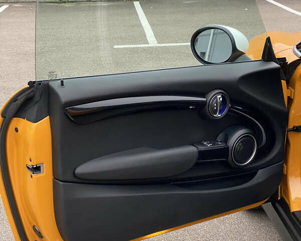 Желтый Мини Купер, объемом двигателя 2 л и пробегом 150 тыс. км за 13500 $, фото 23 на Automoto.ua