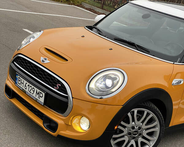 Желтый Мини Купер, объемом двигателя 2 л и пробегом 150 тыс. км за 13500 $, фото 1 на Automoto.ua