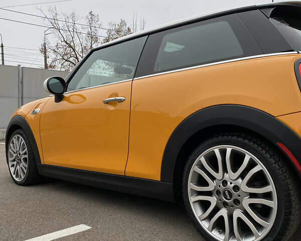 Желтый Мини Купер, объемом двигателя 2 л и пробегом 150 тыс. км за 13500 $, фото 17 на Automoto.ua