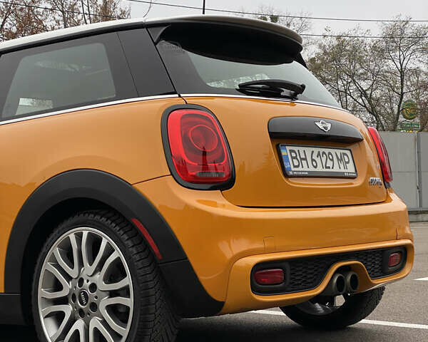 Желтый Мини Купер, объемом двигателя 2 л и пробегом 150 тыс. км за 13500 $, фото 14 на Automoto.ua