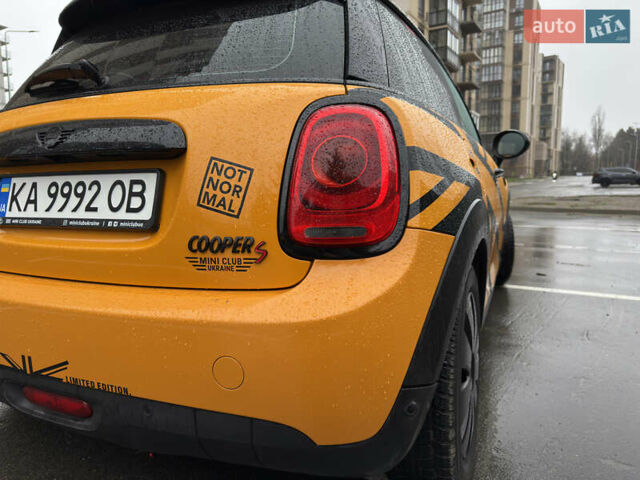 Желтый Мини Купер, объемом двигателя 1.5 л и пробегом 109 тыс. км за 15499 $, фото 8 на Automoto.ua