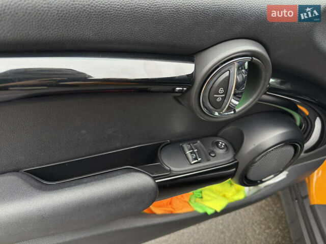 Желтый Мини Купер, объемом двигателя 1.5 л и пробегом 109 тыс. км за 15499 $, фото 13 на Automoto.ua