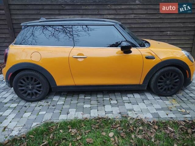 Желтый Мини Купер, объемом двигателя 1.5 л и пробегом 56 тыс. км за 12000 $, фото 1 на Automoto.ua