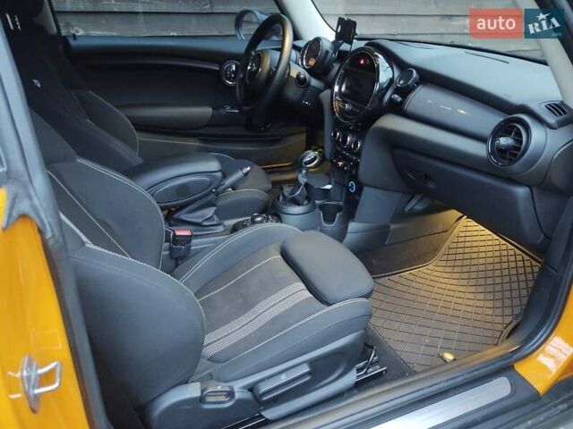 Желтый Мини Купер, объемом двигателя 1.5 л и пробегом 56 тыс. км за 12000 $, фото 4 на Automoto.ua