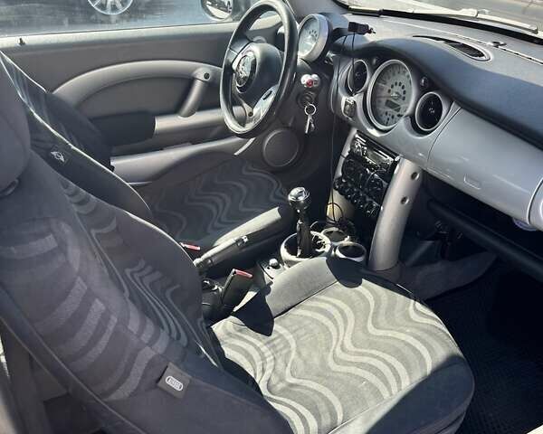 Сірий Міні Cooper, об'ємом двигуна 1.6 л та пробігом 283 тис. км за 3400 $, фото 26 на Automoto.ua