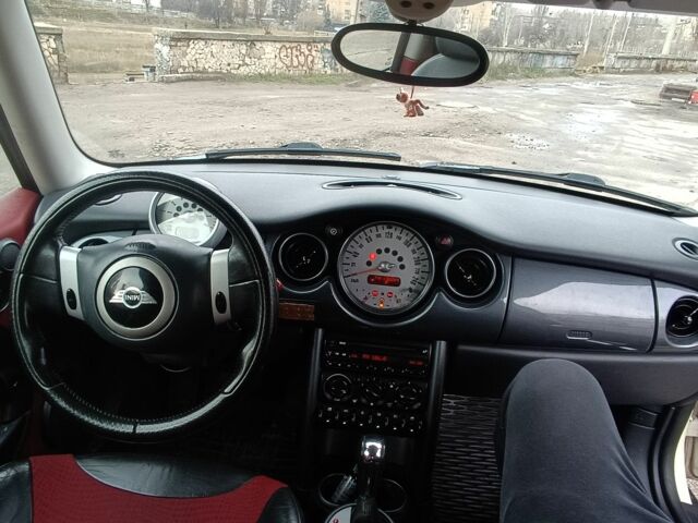 Серый Мини Купер, объемом двигателя 1.6 л и пробегом 175 тыс. км за 5000 $, фото 5 на Automoto.ua