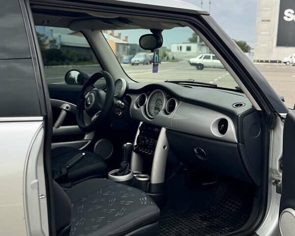 Серый Мини Купер, объемом двигателя 1.6 л и пробегом 213 тыс. км за 5500 $, фото 15 на Automoto.ua