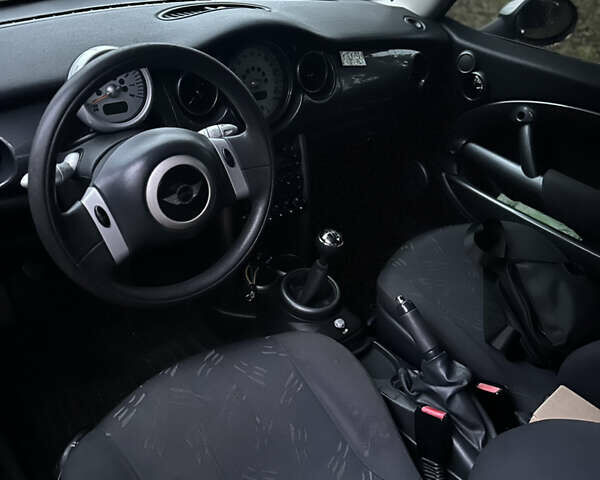 Серый Мини Купер, объемом двигателя 1.6 л и пробегом 228 тыс. км за 4100 $, фото 5 на Automoto.ua