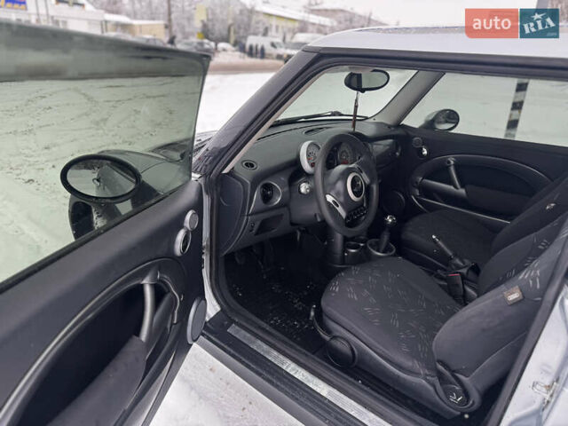 Серый Мини Купер, объемом двигателя 1.6 л и пробегом 230 тыс. км за 4200 $, фото 14 на Automoto.ua