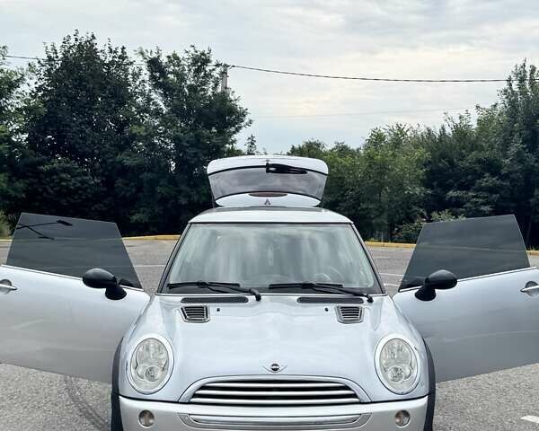 Серый Мини Купер, объемом двигателя 1.6 л и пробегом 213 тыс. км за 5500 $, фото 6 на Automoto.ua