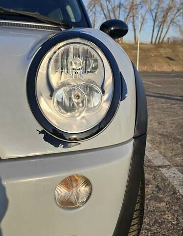 Серый Мини Купер, объемом двигателя 1.6 л и пробегом 237 тыс. км за 7500 $, фото 16 на Automoto.ua