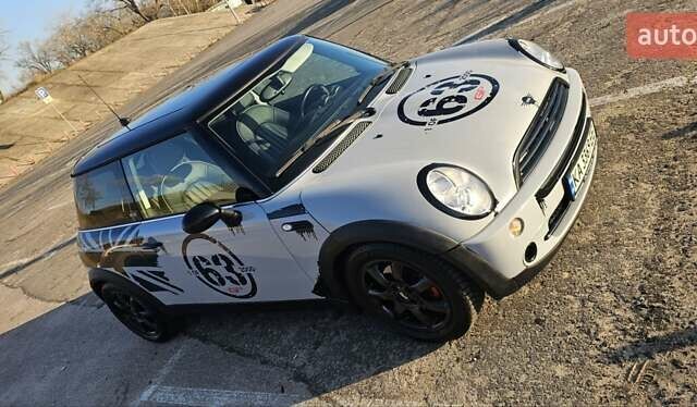 Серый Мини Купер, объемом двигателя 1.6 л и пробегом 237 тыс. км за 7500 $, фото 2 на Automoto.ua