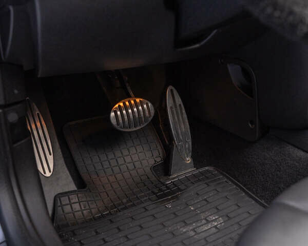 Серый Мини Купер, объемом двигателя 1.6 л и пробегом 169 тыс. км за 8888 $, фото 18 на Automoto.ua