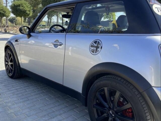 Серый Мини Купер, объемом двигателя 2 л и пробегом 269 тыс. км за 4250 $, фото 1 на Automoto.ua