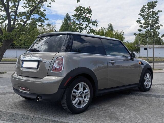 Серый Мини Купер, объемом двигателя 1.6 л и пробегом 130 тыс. км за 9500 $, фото 2 на Automoto.ua