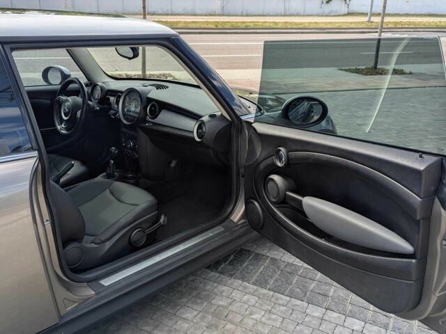 Серый Мини Купер, объемом двигателя 1.6 л и пробегом 130 тыс. км за 9500 $, фото 7 на Automoto.ua