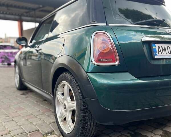 Зеленый Мини Купер, объемом двигателя 1.6 л и пробегом 229 тыс. км за 4500 $, фото 1 на Automoto.ua