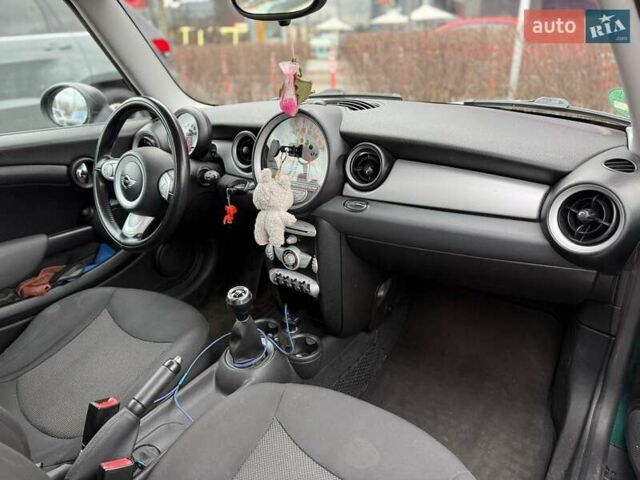 Зелений Міні Cooper, об'ємом двигуна 1.4 л та пробігом 195 тис. км за 6990 $, фото 21 на Automoto.ua