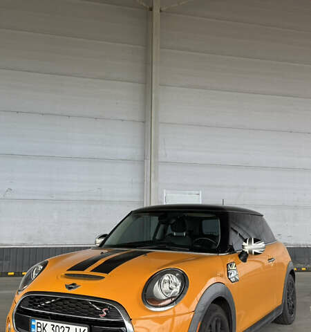 Оранжевый Мини Купер, объемом двигателя 2 л и пробегом 142 тыс. км за 11200 $, фото 1 на Automoto.ua