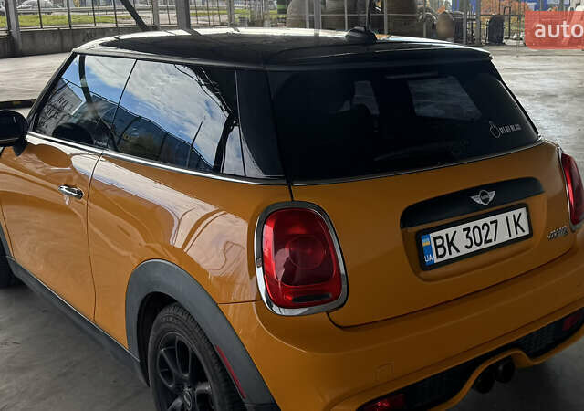 Оранжевый Мини Купер, объемом двигателя 2 л и пробегом 142 тыс. км за 11200 $, фото 4 на Automoto.ua