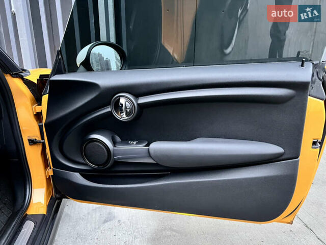 Помаранчевий Міні Cooper, об'ємом двигуна 1.5 л та пробігом 127 тис. км за 12800 $, фото 24 на Automoto.ua