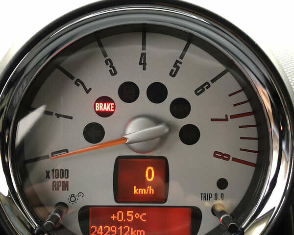 Белый Мини Кантримен, объемом двигателя 1.6 л и пробегом 280 тыс. км за 9000 $, фото 14 на Automoto.ua