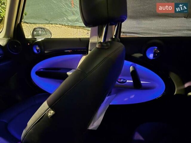 Білий Міні Кантрімен, об'ємом двигуна 1.6 л та пробігом 130 тис. км за 10700 $, фото 13 на Automoto.ua