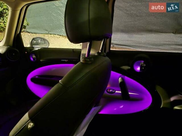 Білий Міні Кантрімен, об'ємом двигуна 1.6 л та пробігом 130 тис. км за 10700 $, фото 12 на Automoto.ua