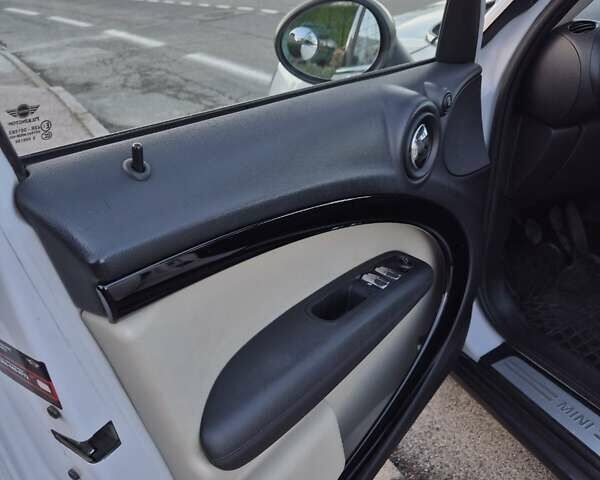 Білий Міні Кантрімен, об'ємом двигуна 1.6 л та пробігом 130 тис. км за 10700 $, фото 7 на Automoto.ua