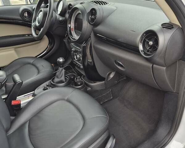 Білий Міні Кантрімен, об'ємом двигуна 1.6 л та пробігом 130 тис. км за 10700 $, фото 6 на Automoto.ua