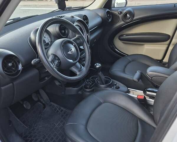 Білий Міні Кантрімен, об'ємом двигуна 1.6 л та пробігом 130 тис. км за 10700 $, фото 5 на Automoto.ua