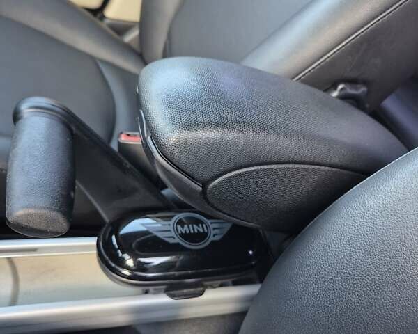 Білий Міні Кантрімен, об'ємом двигуна 1.6 л та пробігом 130 тис. км за 10700 $, фото 10 на Automoto.ua