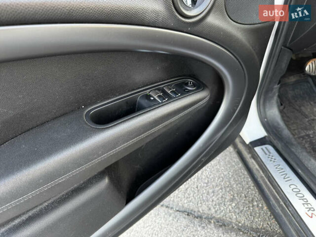 Білий Міні Кантрімен, об'ємом двигуна 1.6 л та пробігом 165 тис. км за 12500 $, фото 22 на Automoto.ua