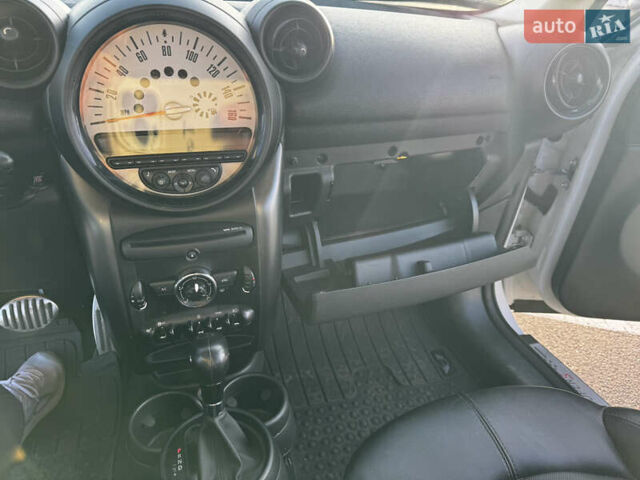 Білий Міні Кантрімен, об'ємом двигуна 1.6 л та пробігом 165 тис. км за 12500 $, фото 17 на Automoto.ua