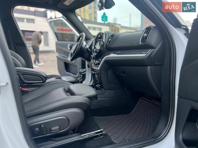 Білий Міні Кантрімен, об'ємом двигуна 2 л та пробігом 97 тис. км за 17800 $, фото 23 на Automoto.ua