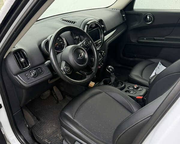 Белый Мини Кантримен, объемом двигателя 1.5 л и пробегом 60 тыс. км за 16500 $, фото 6 на Automoto.ua