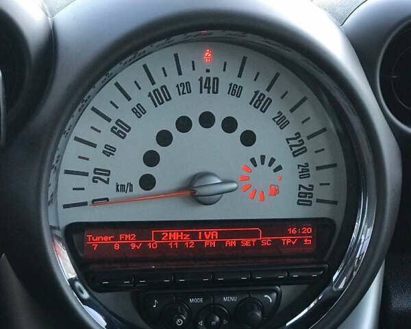 Белый Мини Кантримен, объемом двигателя 1.6 л и пробегом 155 тыс. км за 9000 $, фото 7 на Automoto.ua