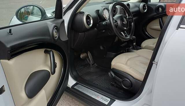 Белый Мини Кантримен, объемом двигателя 1.6 л и пробегом 209 тыс. км за 10400 $, фото 7 на Automoto.ua