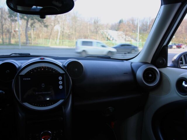 Білий Міні Кантрімен, об'ємом двигуна 1.6 л та пробігом 170 тис. км за 9900 $, фото 12 на Automoto.ua