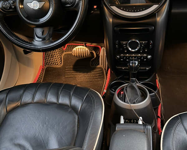 Белый Мини Кантримен, объемом двигателя 1.6 л и пробегом 160 тыс. км за 11000 $, фото 3 на Automoto.ua